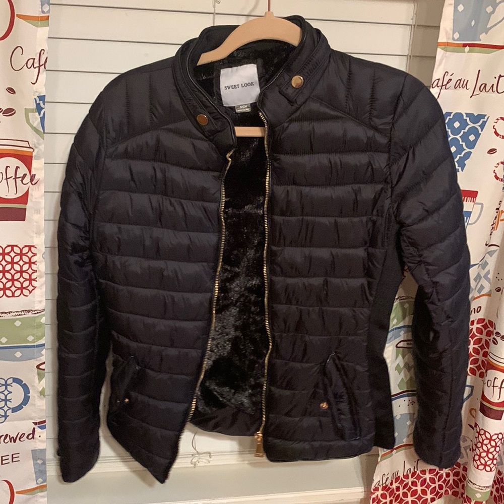 Black puffer jacket (inside fur)